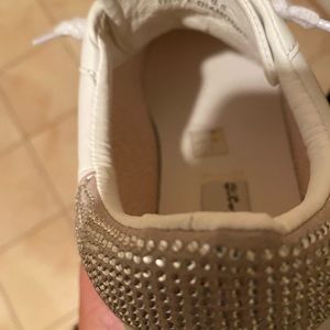 Ladies sized 8 sneakers. Bling star ⭐️ on each side of shoe